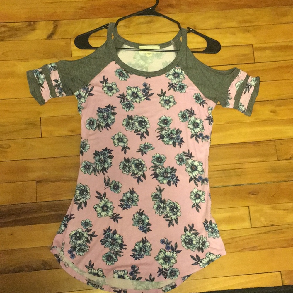 Cut-out shoulder, floral print t-shirt